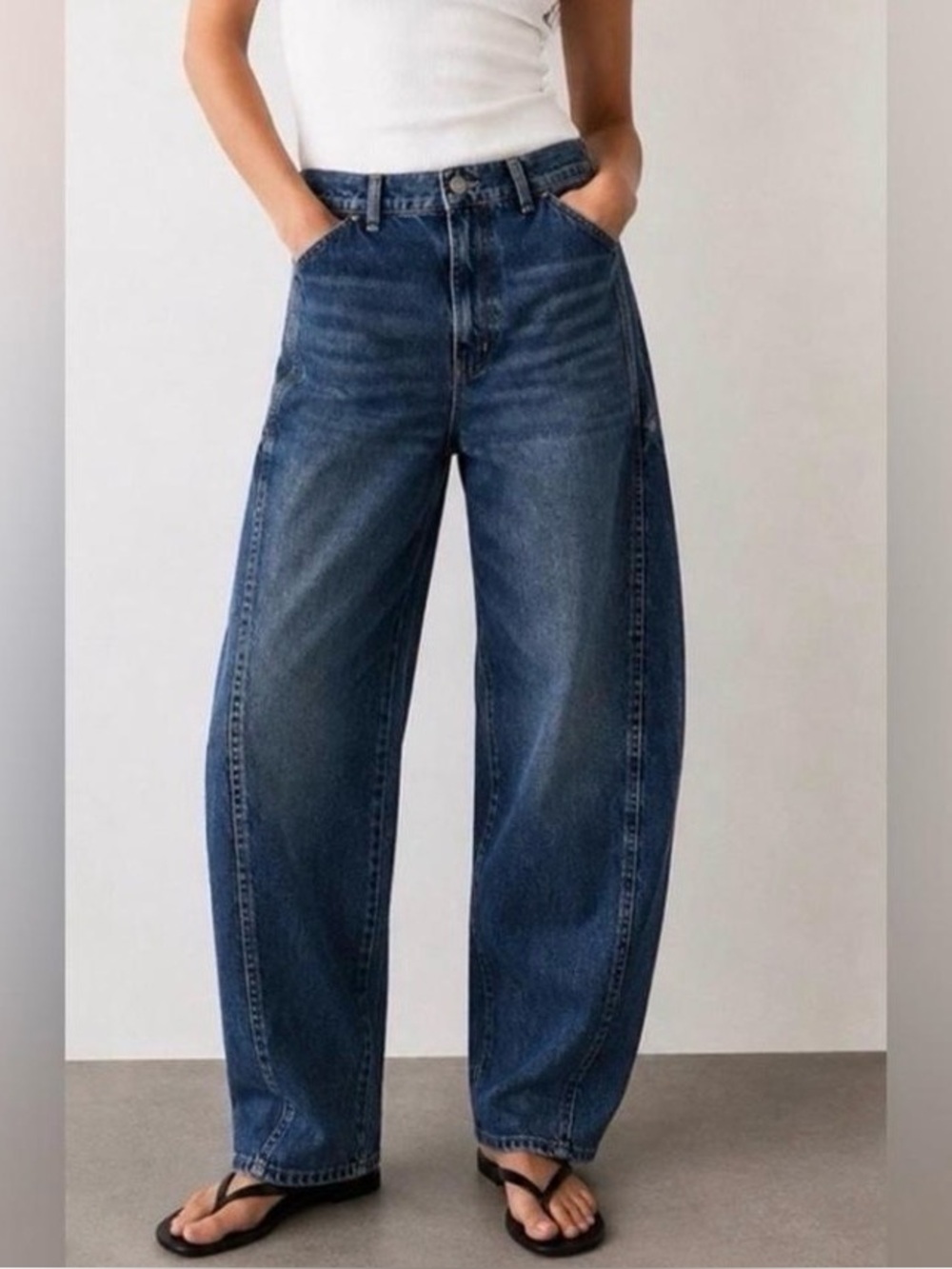 Zara Mid-rise Barrel Jean Women's size 4 in Dark Blue
